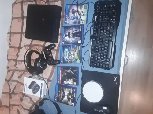 Je vend ma ps4 manette jeux clavier souris casque gamer à Aigle