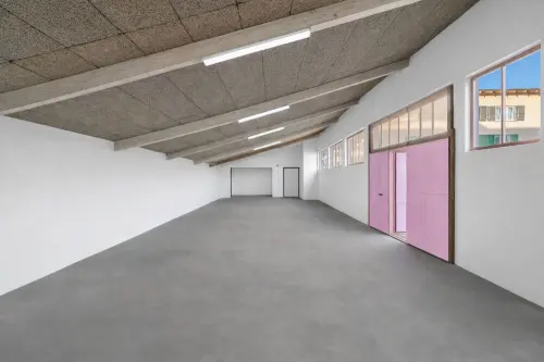 Entrepôt de 120 m2 avec de hauts plafonds et places de parc. à Courtételle