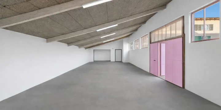 Entrepôt de 120 m2 avec de hauts plafonds et places de parc.