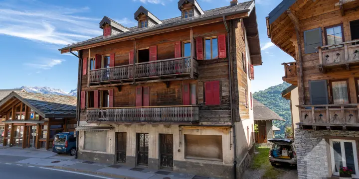Maison villageoise à rénover, 10 pièces + locaux commerciaux, 400 m2