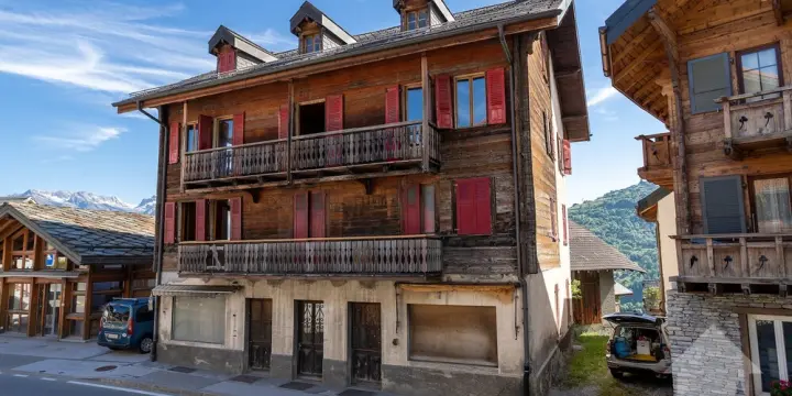 Maison villageoise à rénover, 10 pièces + locaux commerciaux, 400 m2