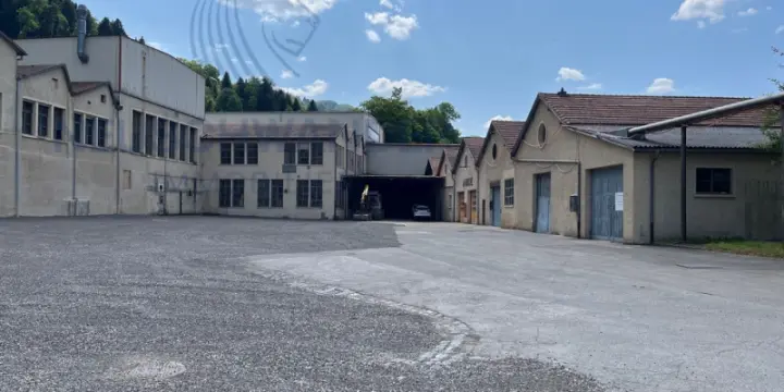 Site industriel abritant des surfaces louées avec très bon rendement