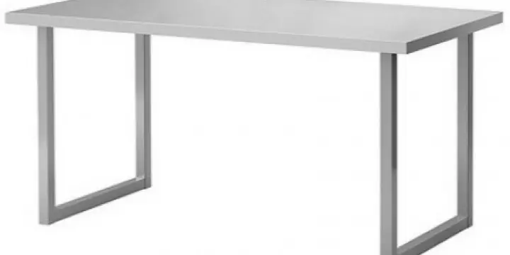 Deux tables simples de bureaux