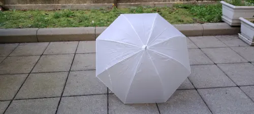 Parapluie blanc (éventuellement pour mariage) à Lausanne