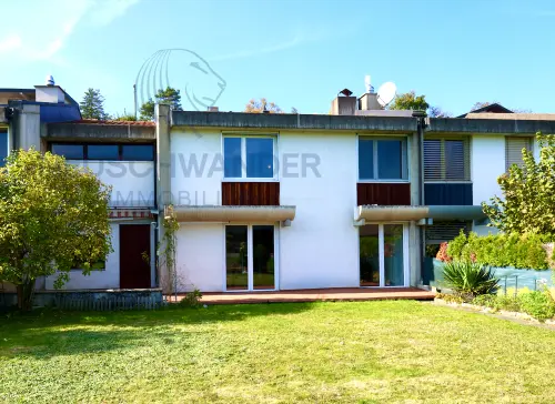 Charmante maison contiguë postmoderne des années 80. à Courtedoux