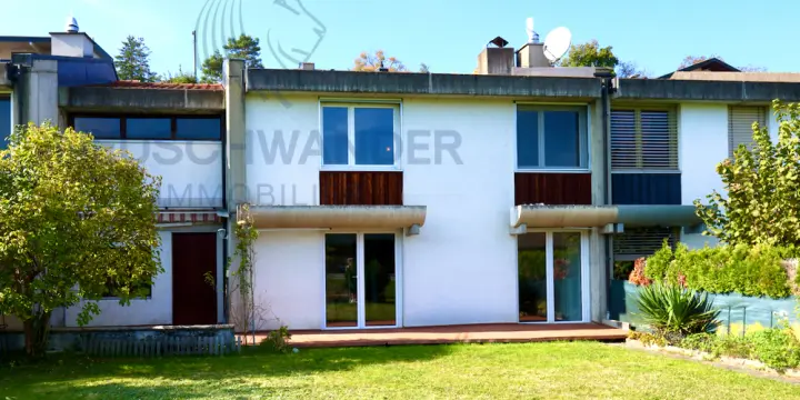 Charmante maison contiguë postmoderne des années 80.