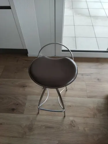 Superbes tabourets de bar en cuir à Vuarmarens