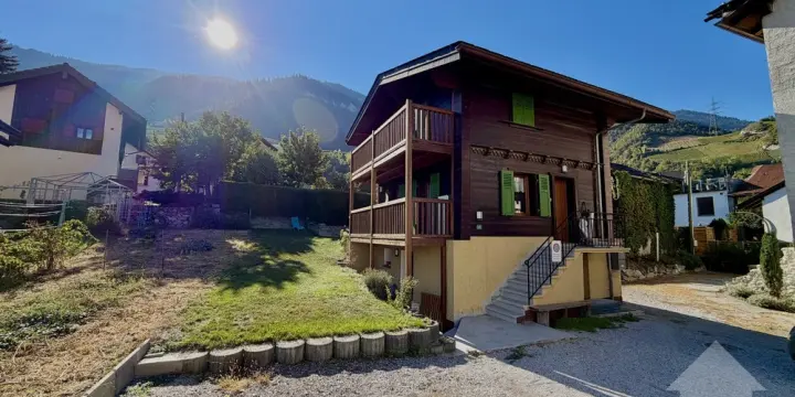 Joli petit chalet plein de charme avec parking et studio indépendant !