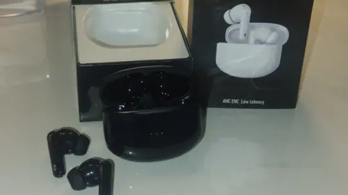 Écouteurs sans fils en stock noirs et blancs à Vevey