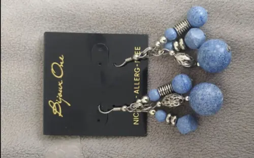 Boucles d'oreilles fantaisie neuves à Moutier