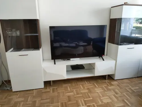 Belle paroi laquée blanche TV avec 2 vitrines de rangement à Genève