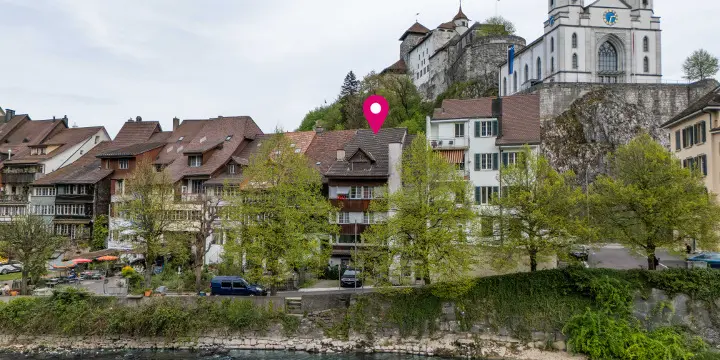 Altstadt. Aare. Mehrfamilienhaus.