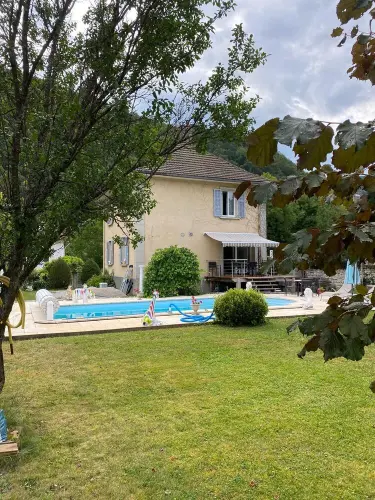 Maison avec piscine et belle parcelle de 3'000 m2 et chalet habitable à Saint-Hippolyte