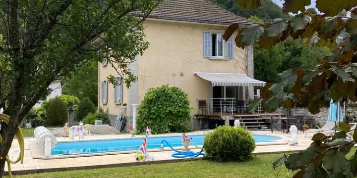 Maison avec piscine et belle parcelle de 3'000 m2 et chalet habitable