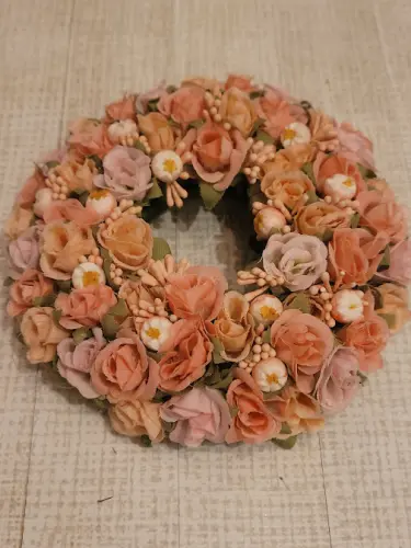 Couronne de fleurs roses pour bougeoir à Chigny
