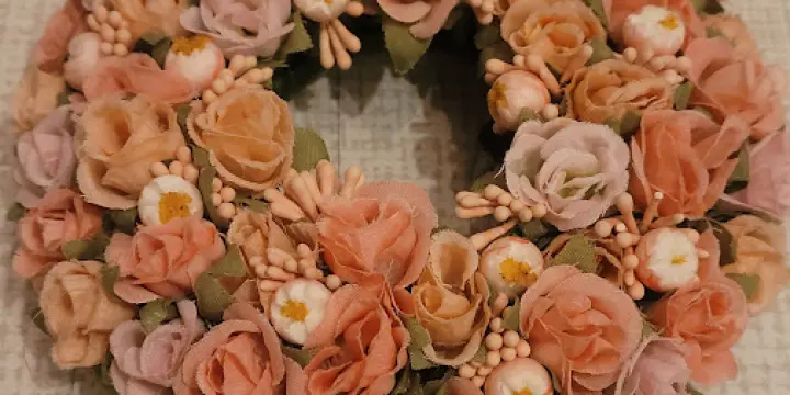 Couronne de fleurs roses pour bougeoir