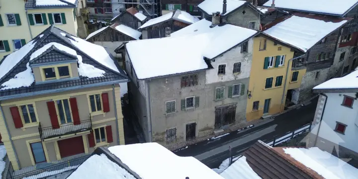 Vaste maison villageoise de 350 m2 à rénover au centre de Varen