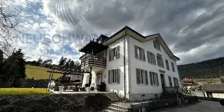 Proche de la nature avec un joli balcon