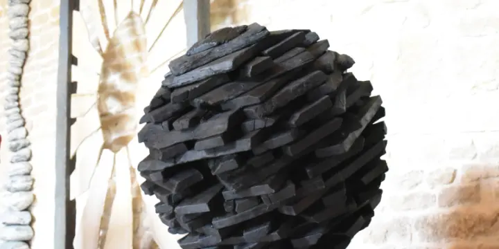 Sculpture Boule en Bois Brûlé et Ciré