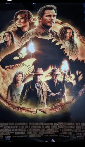 Jurassic World Dominion.  Poster dédicacé par tout les acteurs du film à Sembrancher