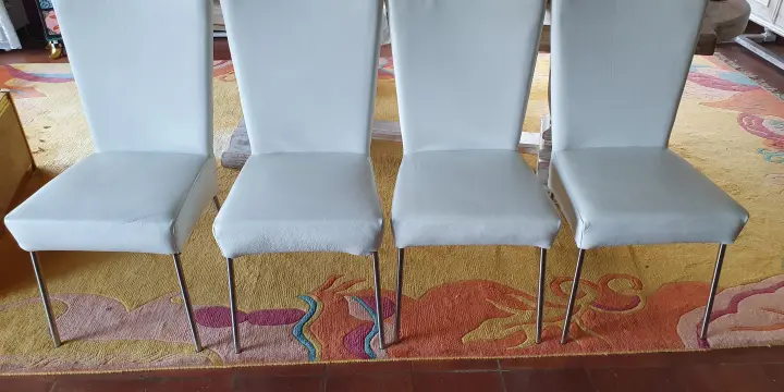 4 magnifiques chaises blanches en similcuir