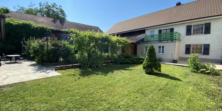 Maison familiale agrémentée d'une très belle parcelle et d'une grange avec maison de jardin