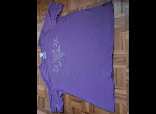 T-shirt neuf violet avec étoiles Neuf à Moutier