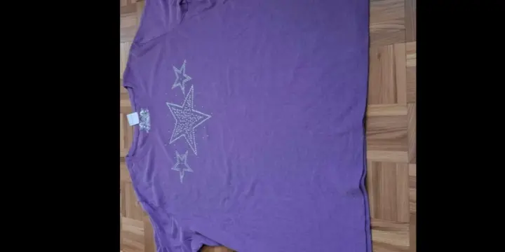 T-shirt neuf violet avec étoiles Neuf