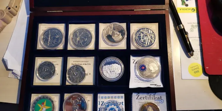 3 boîtes de médailles commémoratives