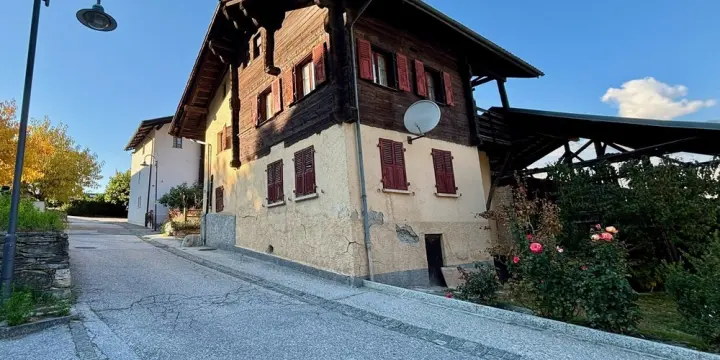 Maison villageoise avec granges et lot de parcelles constructibles