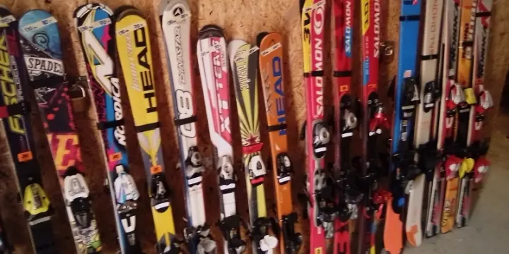 Vente skis occasion pas cher toute l'année à Leysin