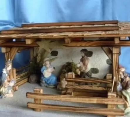 Crèche de Noël en bois brûlé