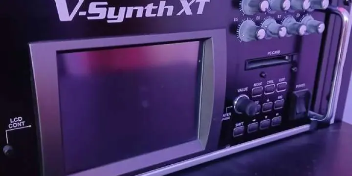 Roland V-Synth XT Rack Synthétiseur – avec alimentation