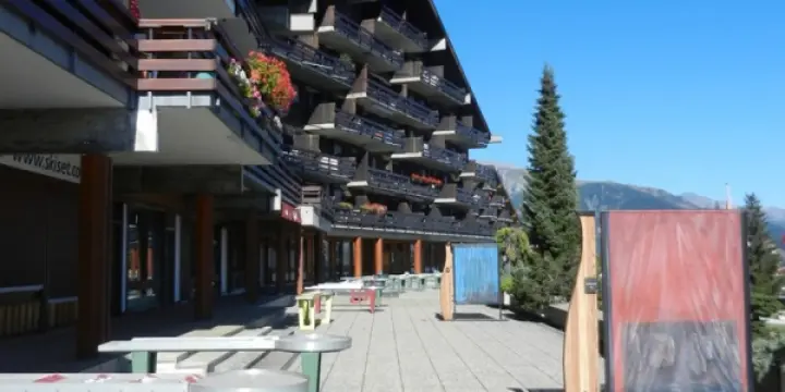 Surface commerciale à la place du Village