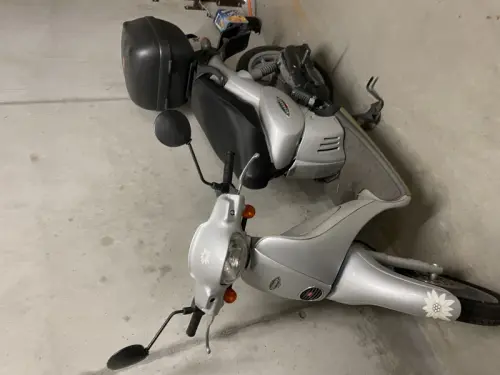 Scooter Apprilla Scarabeo 100 à Uvrier