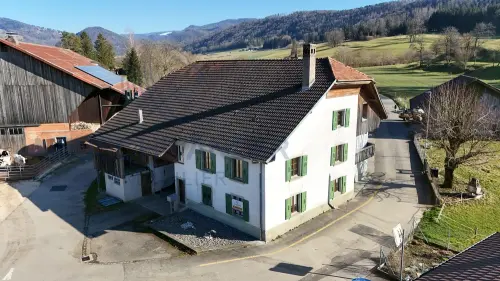 Ancienne ferme rénovée idéalement située au calme assuré à Courchapoix