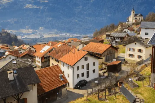 Raum für Leben und Ideen (inkl. Einliegerwohnung, Schuppen, Loggia) à Domleschg