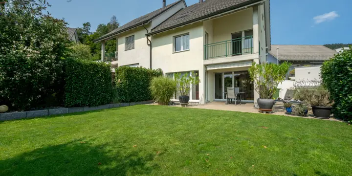 Grosszügigkeit trifft Natur - Modernes Doppelhaus am Waldrand