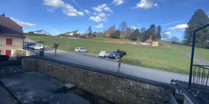 Appartement entièrement rénové de 3.5 pièces au 1 er étage.