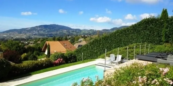 Propriété contemporaine avec vue imprenable sur le lac et la Rivieira