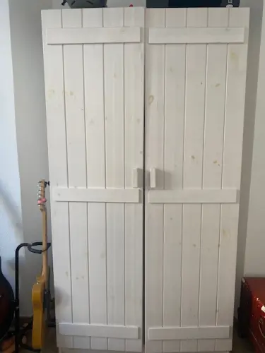 Un armoire et un double-lit en bois à Sierre