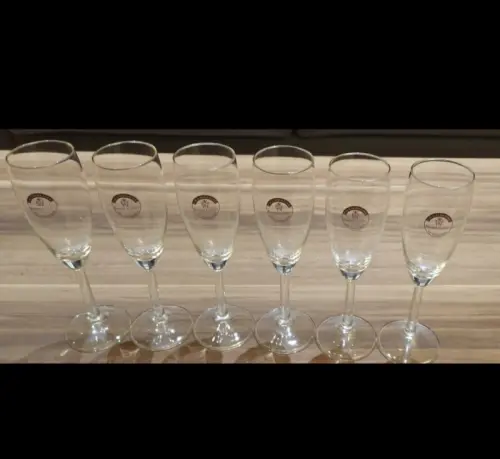 6 flûtes à champagne  Comme neuves à Moutier