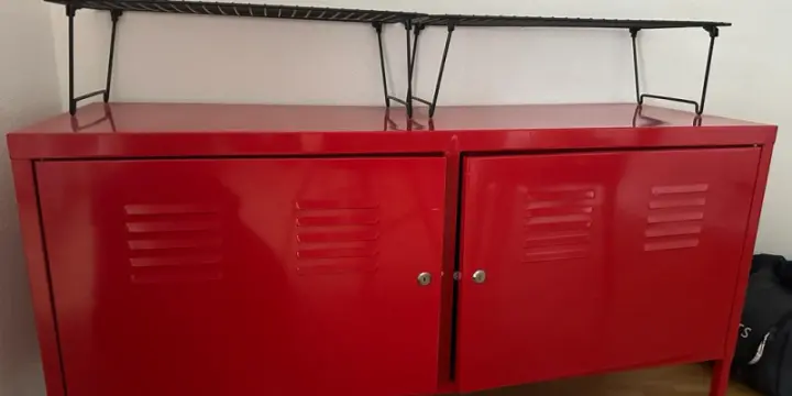Rangement métallique rouge