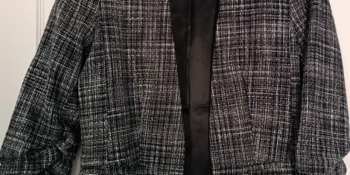 Blazer H&M, taille S. Gris avec motif tressés.