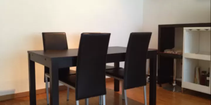 table à manger noire IKEA + 4 chaises