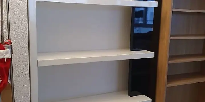 Bibliothèque noir et blanche