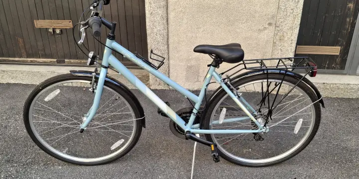 Un vélo pour dame avec dérailleur