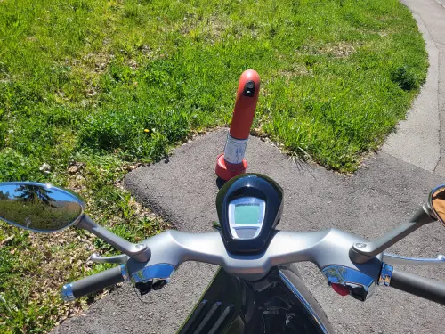 Vespa 946 noire à Lausanne