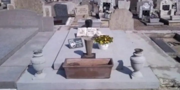 Nettoyage de pierre tombale