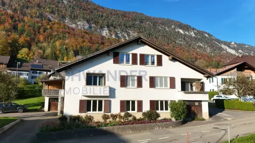 Maison de 3 appartements, atelier, remise et grande parcelle au calme à Belprahon